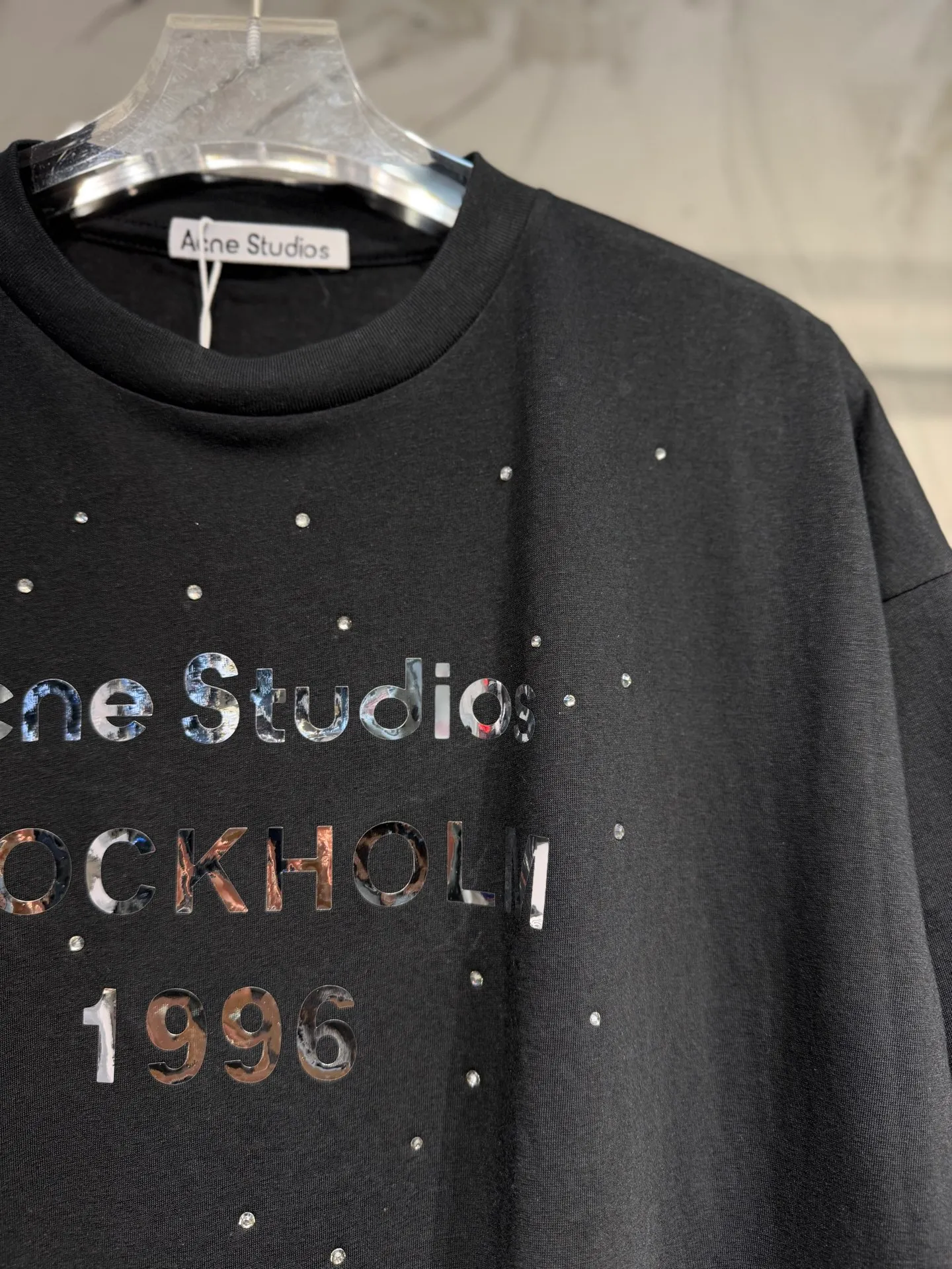 Acne Studios New Arrival North America Limited Laser Silver Series Hot Diamond T-Shirt Acne Studios Highest Version Short Sleeve Series Short Sleeve T-shirt I can't help but love the T os version. It is not picky. The snowflake cotton fabric feels soft and smooth and is not easy to wash. The fabric has been treated so it is stronger than the Quality counter. It can be used as sun protection clothing in summer. The same fabric as the original one is relatively thin. The feel and count are in place. The yellowing effect is cool and the printing effect is also in place. Details are online See comparison 1 color four sizes #short-sleeved t-shirt # #acne Color: White Black Size: S M LXL